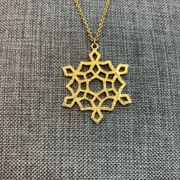 Kelly Waters Snowflake Pendant Pewter Necklace Gold Textured Delicate Chain Wint - Picture 3 of 13